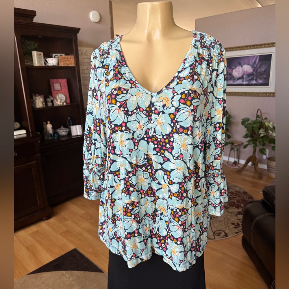 Style & Co light blue floral 3/4 ruffled sleeves Vneck blouse-size L
